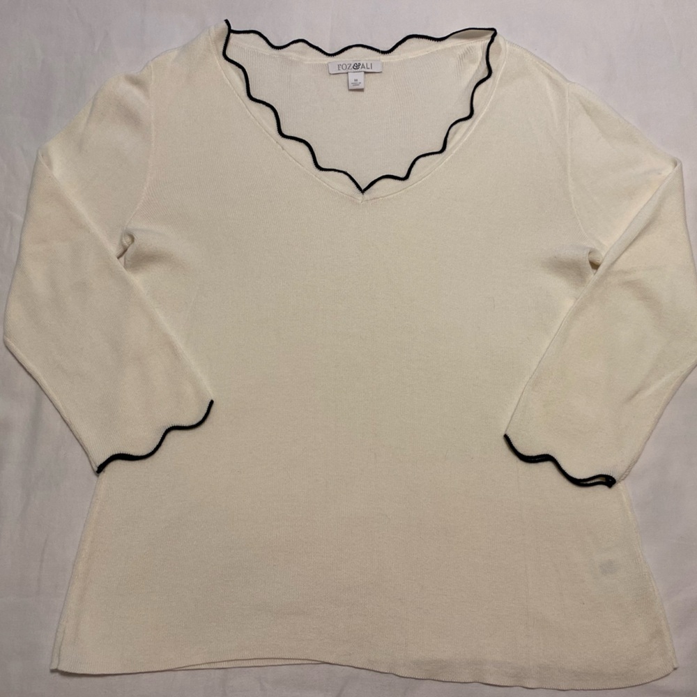 New Roz & Ali Cream Lightweight Sweater with Navy Trim size M
